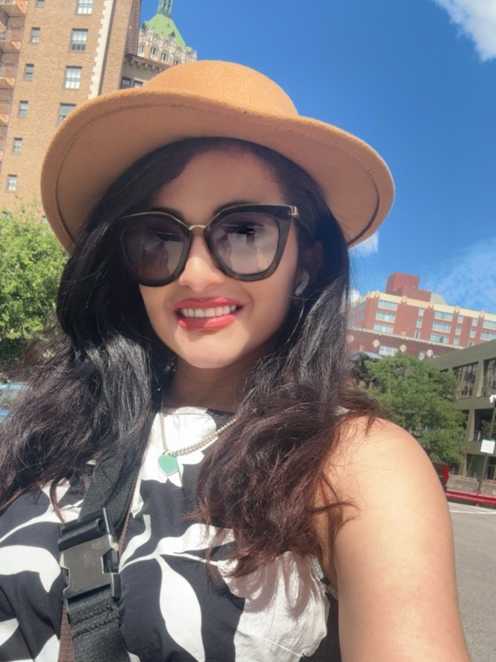 PRADA SHADES 100%”A million girls would kill for this job"Devil Wears Prada - Picture 4 of 4